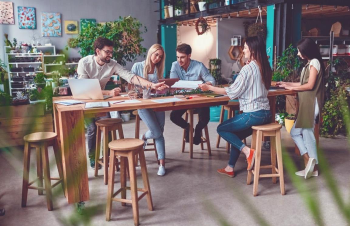 Kursteilnehmer verfolgen live Dashboard-Metriken für lokale Sichtbarkeit